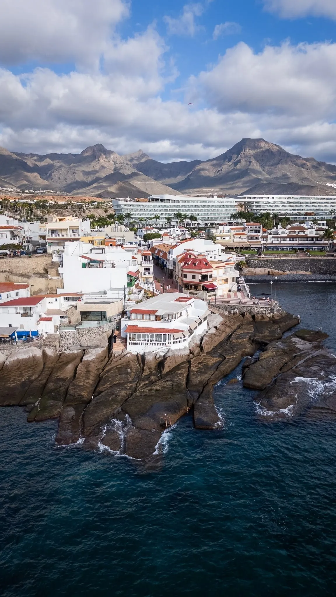 Vistas a las montañas y la costa desde La Caleta, Costa Adeje (Tenerife)