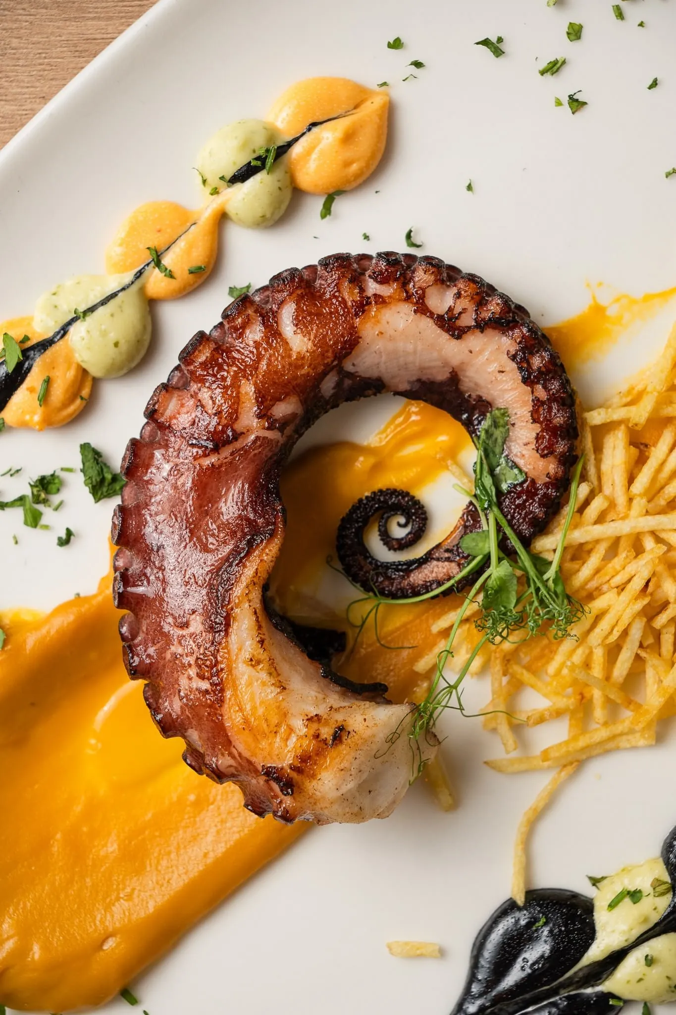 Pulpo a la brasa con puré de batata, especialidad del Restaurante La Caleta en Adeje