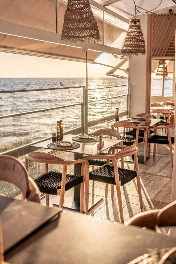 Comedor del Restaurante La Caleta con lámparas de fibra y vistas al mar, La Caleta de Adeje