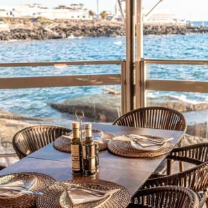 Mesa montada en la terraza frente al mar del Restaurante La Caleta, La Caleta de Adeje