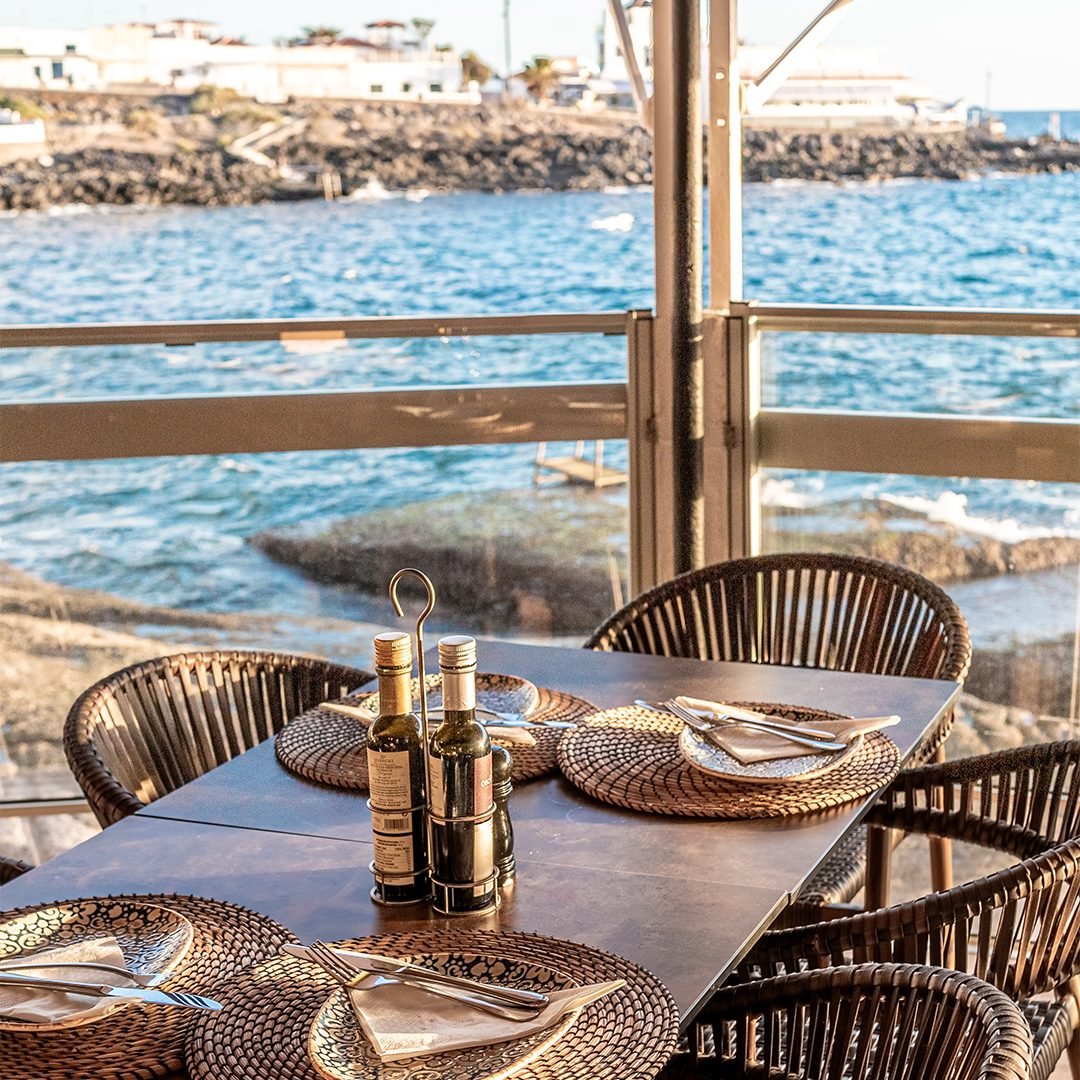 Mesa montada en la terraza frente al mar del Restaurante La Caleta, La Caleta de Adeje